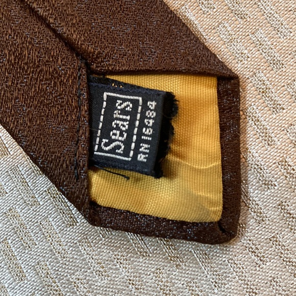 Vintage Men’s Skinny Tie - brown with subtle blue pattern and groovy emblem - Picture 6 of 7